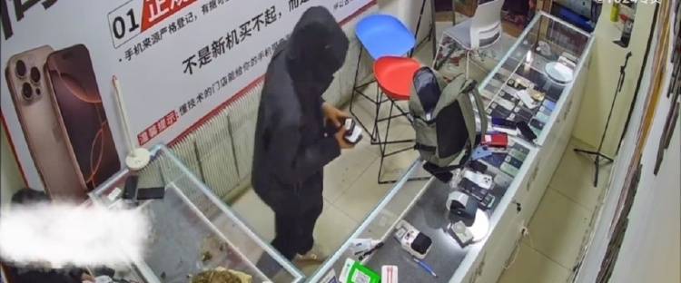 4名少年偷手机89部还发视频炫耀<strong></p>
<p>原油蒸气</strong>，店主：贼抓了又放，手机向谁要