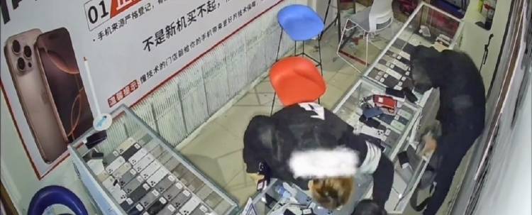 4名少年偷手机89部还发视频炫耀<strong></p>
<p>原油蒸气</strong>，店主：贼抓了又放，手机向谁要