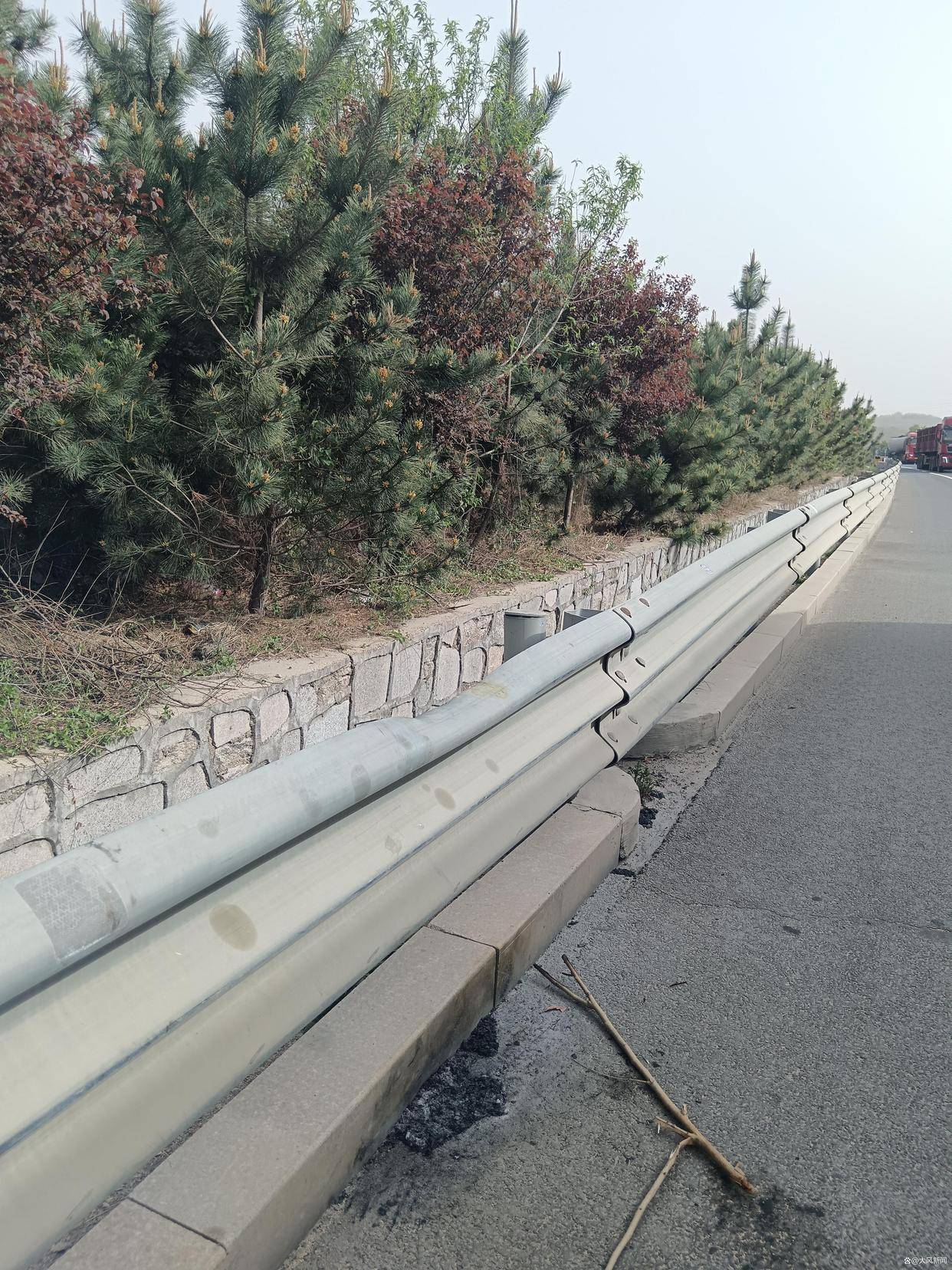 汽修店老板道路救援支千斤顶<strong></p>
<p>原油1812</strong>，大货车箱体侧翻致其身亡；五莲县警方：不属车祸建议自诉