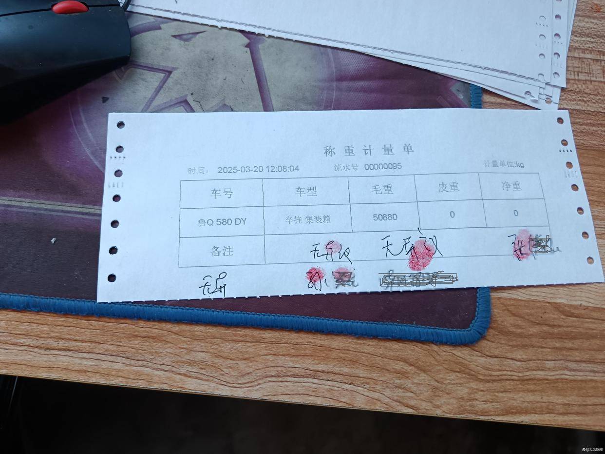 汽修店老板道路救援支千斤顶<strong></p>
<p>原油1812</strong>，大货车箱体侧翻致其身亡；五莲县警方：不属车祸建议自诉