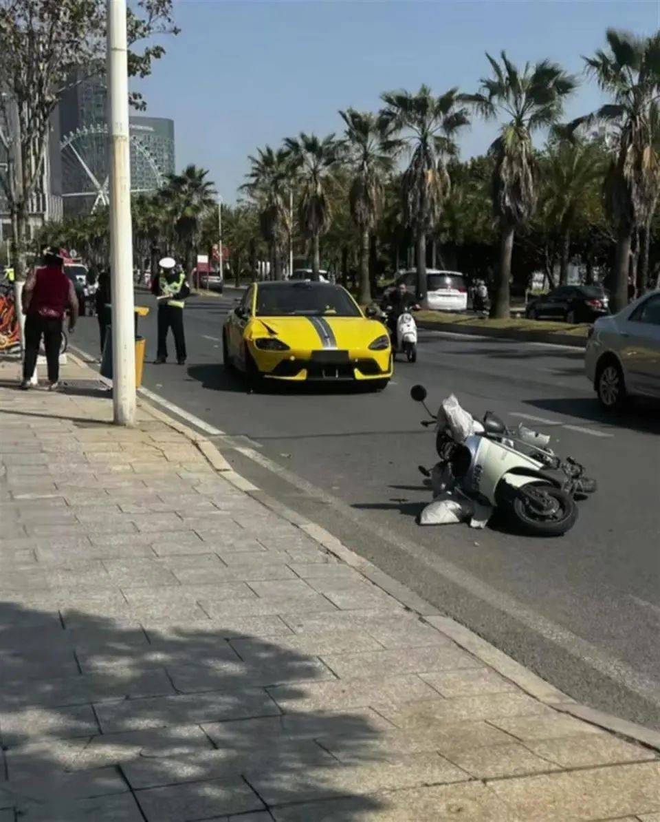 福建泉州一小米SU7 Ultra撞上电动车致26岁女生重伤<strong></p>
<p>原油1812</strong>，疑似受害者妹妹发声：姐姐送医治疗20余天，现已去世