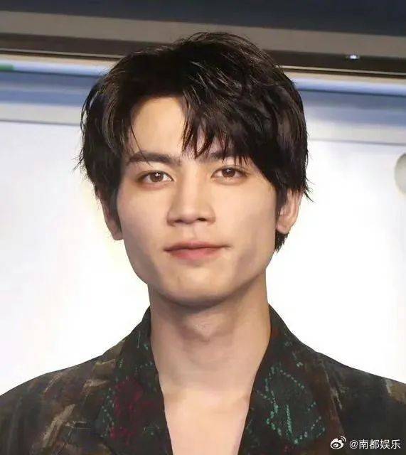 热搜第一<strong></p>
<p>原油1812</strong>！24岁男演员不幸去世