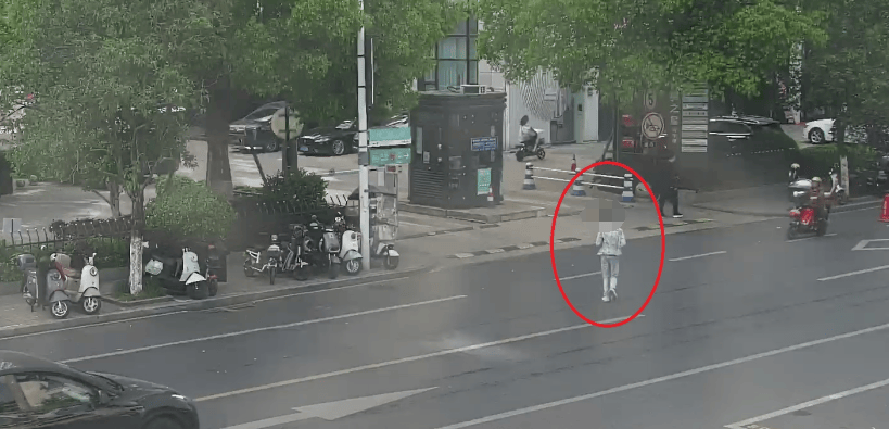 杭州大爷理发金项链不翼而飞<strong></p>
<p>原油1812</strong>，金属探测器都用上了，谁偷的？