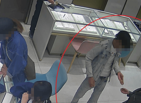 杭州大爷理发金项链不翼而飞<strong></p>
<p>原油1812</strong>，金属探测器都用上了，谁偷的？