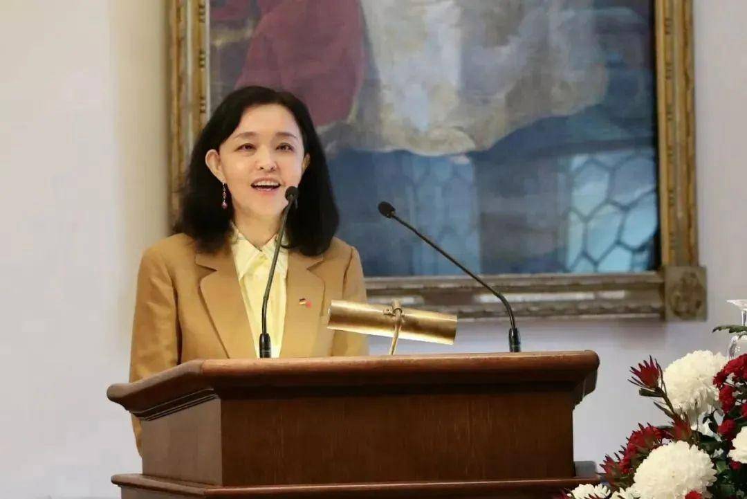 41岁升正厅的她<strong></p>
<p>原油1812</strong>，职务调整（附简历）