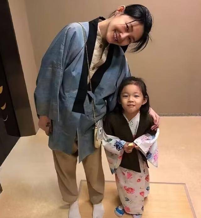 大S儿女回北京<strong></p>
<p>原油套保</strong>，张兰拉着小玥儿逛街，网友夸汪小菲好帅