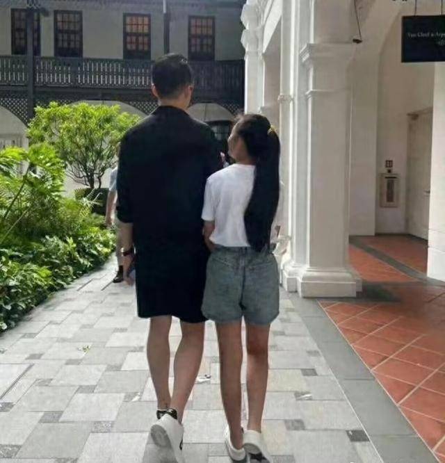 大S儿女回北京<strong></p>
<p>原油套保</strong>，张兰拉着小玥儿逛街，网友夸汪小菲好帅