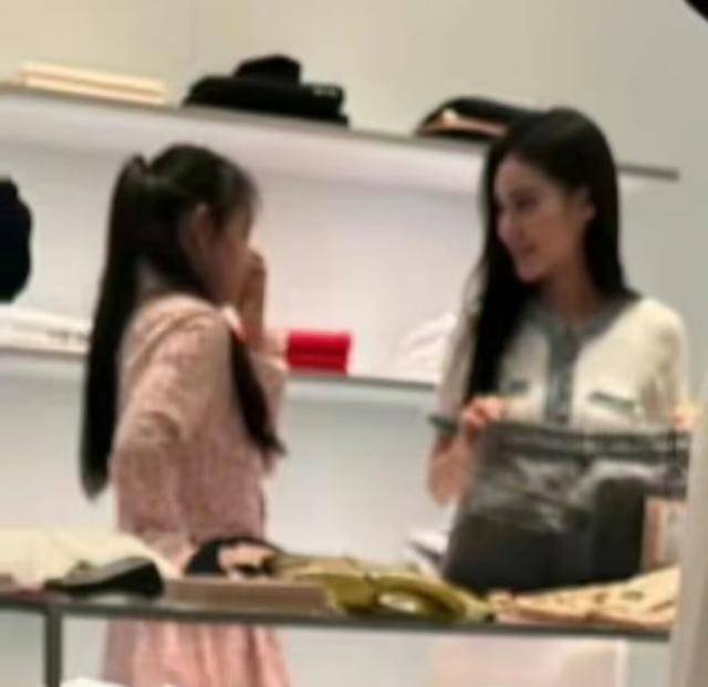 大S儿女回北京<strong></p>
<p>原油套保</strong>，张兰拉着小玥儿逛街，网友夸汪小菲好帅