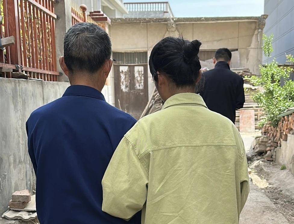 女孩跟男友外出打工失踪<strong></p>
<p>现货原油开户</strong>，15年后被找到已育两子 父亲：她当年流浪到河南，不知回家的路