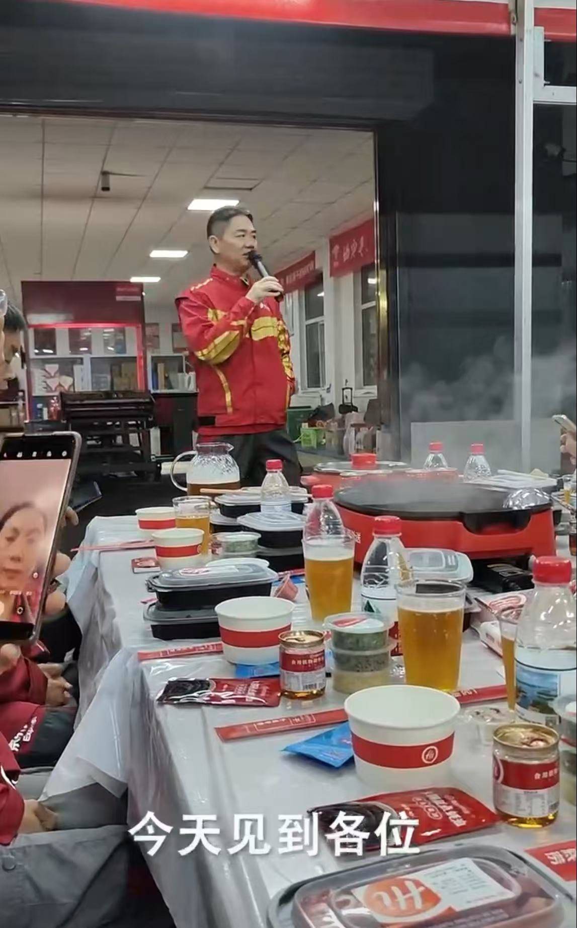 刘强东冲到一线：白天送外卖<strong></p>
<p>现货原油开户</strong>，晚上请骑手吃海底捞