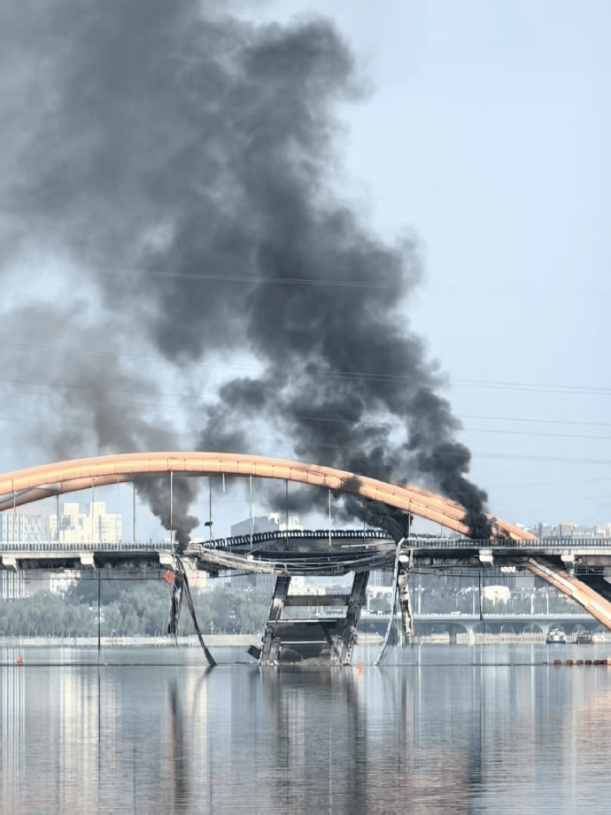 北京顺义潮白河大桥发生火情并部分坍塌<strong></p>
<p>白银现货原油</strong>，官方回应