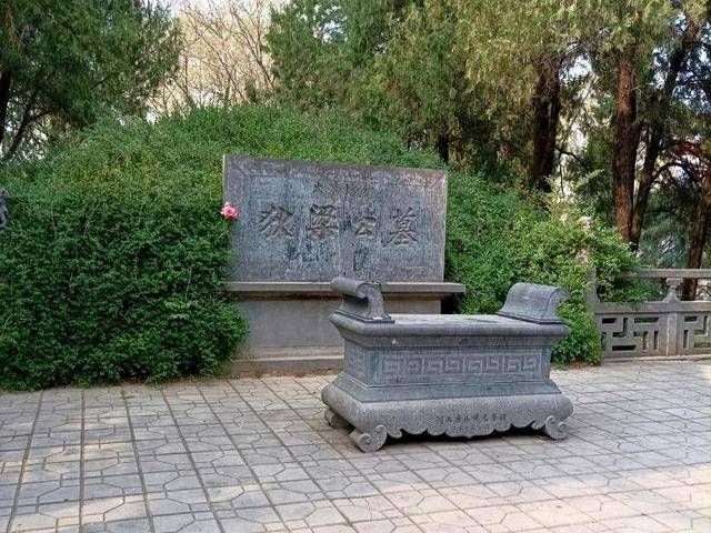 洛阳白马寺存争议的狄仁杰墓挂牌<strong></p>
<p>白银现货原油</strong>，当地回应：确认就是狄仁杰墓