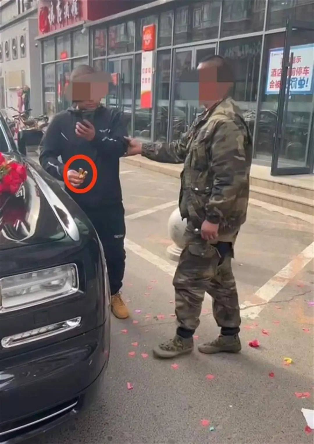 长春一男子拦婚车要喜钱<strong></p>
<p>白银现货原油</strong>，掰断劳斯莱斯“小金人”！警方已介入