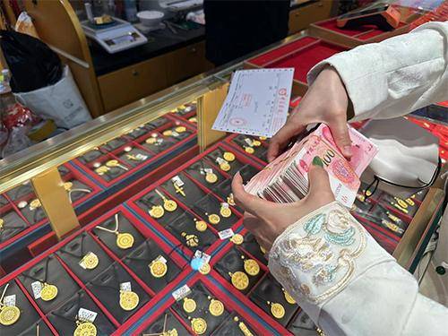 “先上车、被套住、再研究”<strong></p>
<p>原油贵吗</strong>，年轻人喜欢加入各种买金群