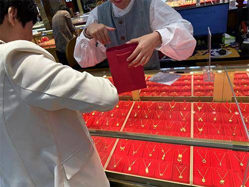 “先上车、被套住、再研究”<strong></p>
<p>原油贵吗</strong>，年轻人喜欢加入各种买金群