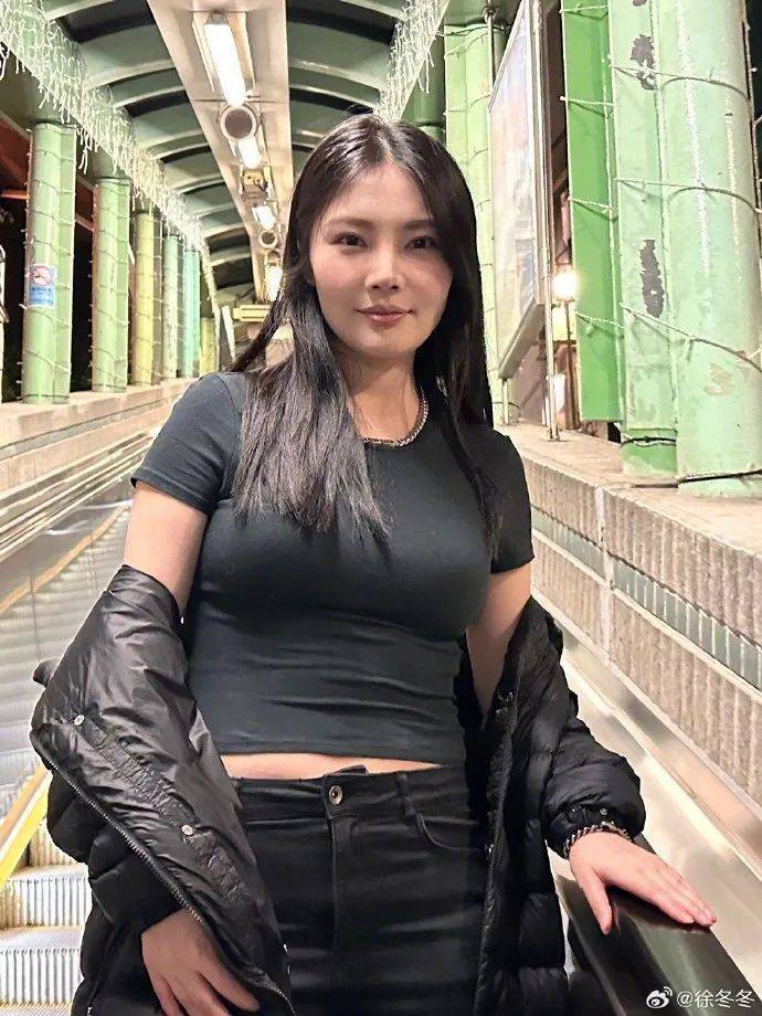 “椰树女神”徐冬冬晒真实肚子<strong></p>
<p>现货白银原油</strong>，展示健康美：不超130斤就舒适！