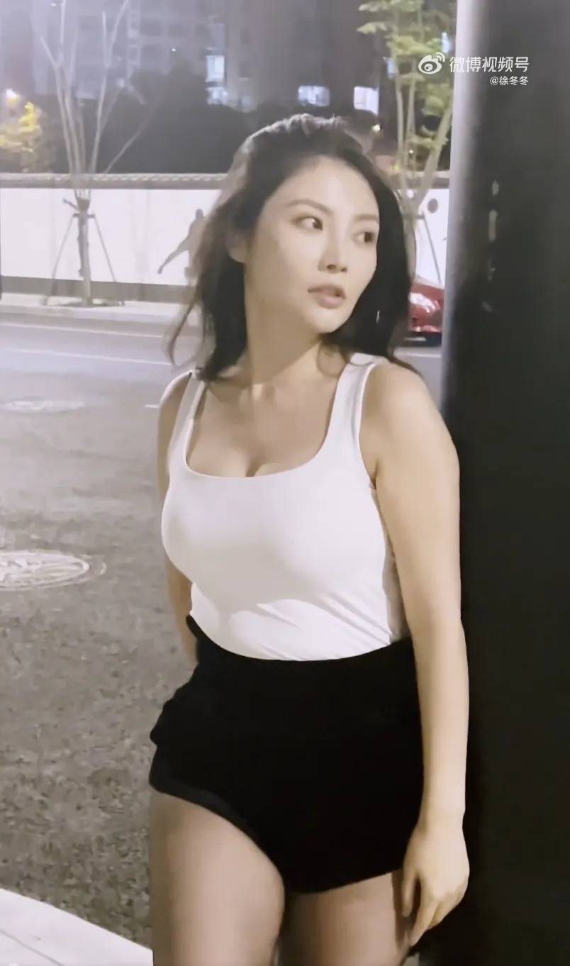 “椰树女神”徐冬冬晒真实肚子<strong></p>
<p>现货白银原油</strong>，展示健康美：不超130斤就舒适！