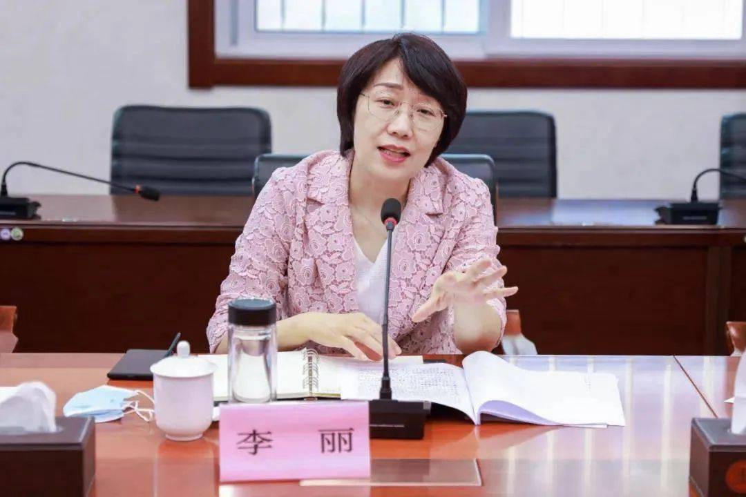 唐山市委原常委李丽，收受私营企业主、领导干部等28人所送礼品、礼金、消费卡