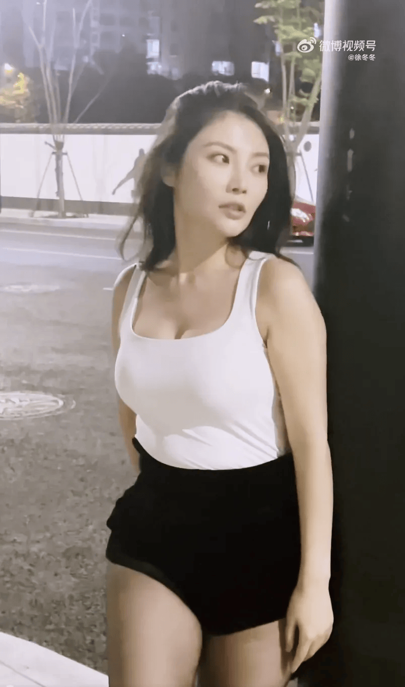 “椰树女神”徐冬冬大方晒照<strong></p>
<p>迷你原油</strong>，并配文：我的蝴蝶袖，很丰腴！