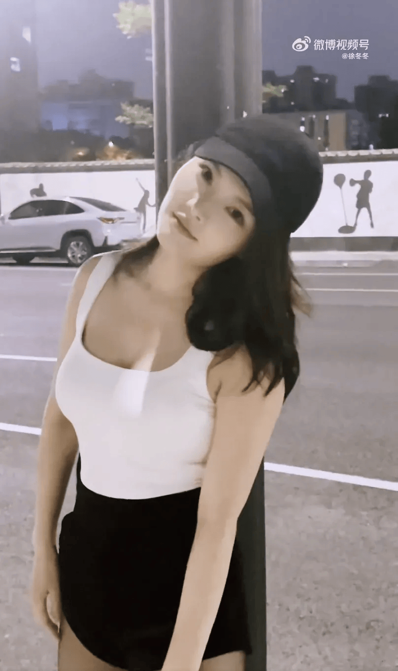 “椰树女神”徐冬冬大方晒照<strong></p>
<p>迷你原油</strong>，并配文：我的蝴蝶袖，很丰腴！