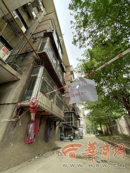 大风中西安一40年老楼两户阳台坠落<strong></p>
<p>原油期货交易时间</strong>，居民担心危房盼安全鉴定