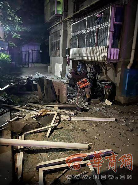 大风中西安一40年老楼两户阳台坠落<strong></p>
<p>原油期货交易时间</strong>，居民担心危房盼安全鉴定