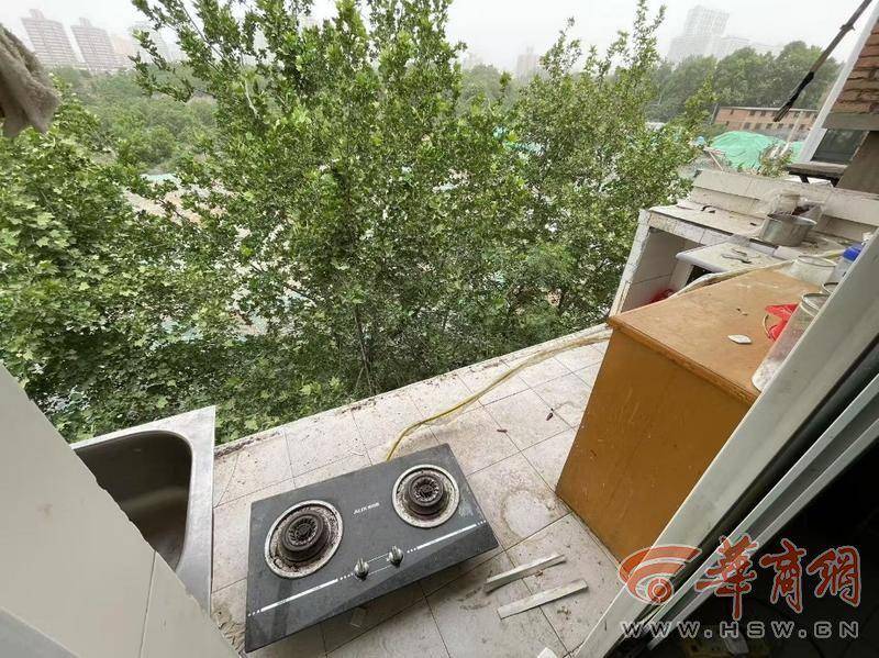 大风中西安一40年老楼两户阳台坠落<strong></p>
<p>原油期货交易时间</strong>，居民担心危房盼安全鉴定