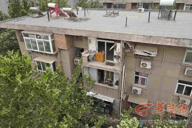 大风中西安一40年老楼两户阳台坠落<strong></p>
<p>原油期货交易时间</strong>，居民担心危房盼安全鉴定