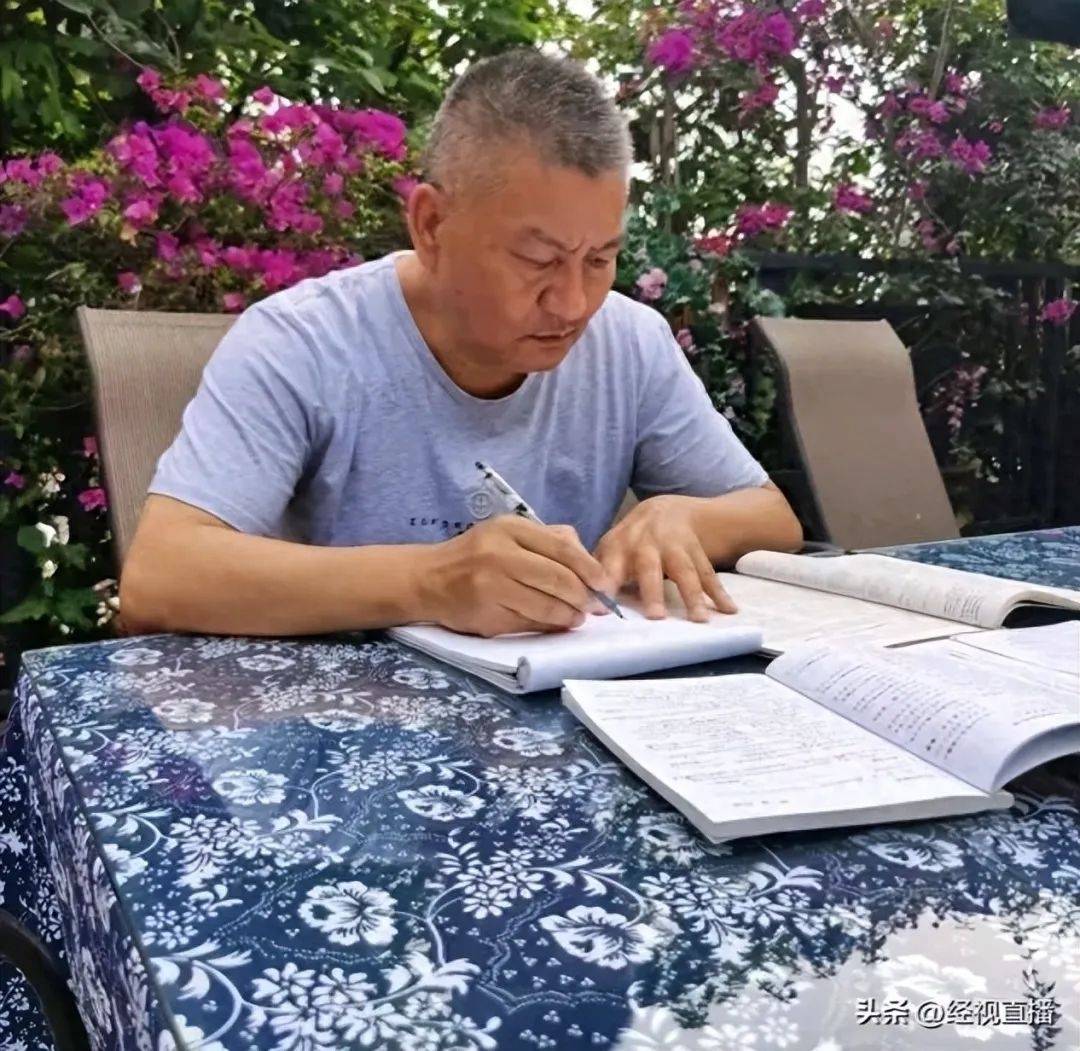 58岁梁实备战第29次高考<strong></p>
<p>原油投资交易</strong>，谈多次落榜：31岁已赚100万，也许用光前半生运气