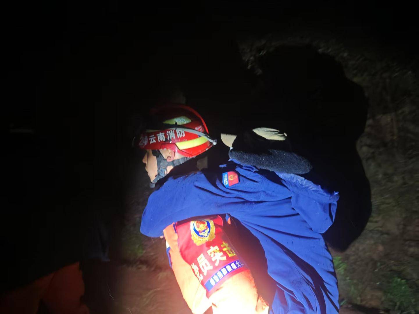 云南2名母亲带3娃登山半夜迷路：其中一名9岁儿童受伤意识不清 消防连夜救援