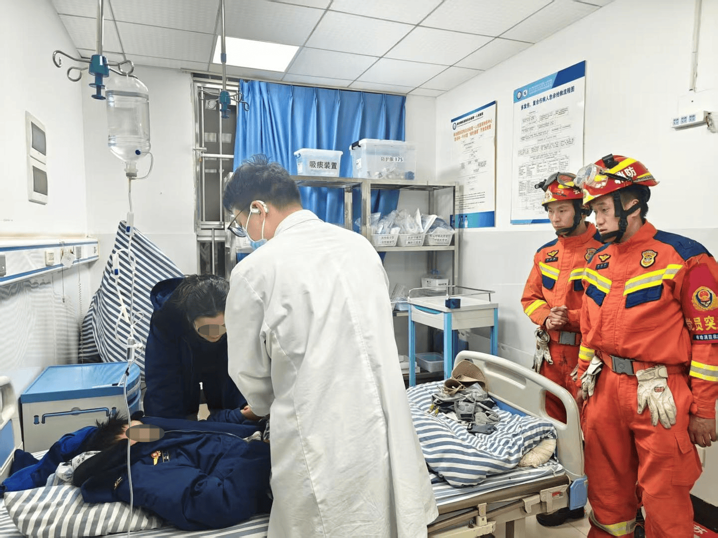 云南2名母亲带3娃登山半夜迷路：其中一名9岁儿童受伤意识不清 消防连夜救援