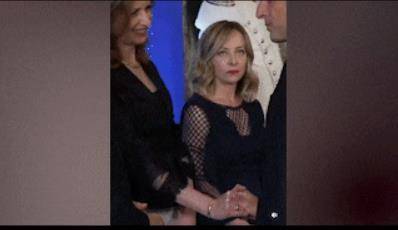 意大利女总理梅洛尼与马克龙又吵起来了<strong></p>
<p>原油期货门槛</strong>，此前曾对他“翻白眼”，送去“死亡凝视”