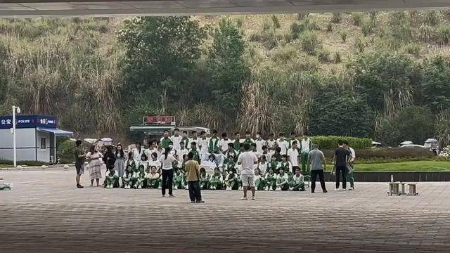 四川初三男生病重<strong></p>
<p>原油期货门槛</strong>，全班同学带板凳赶到医院，拍下特殊的毕业照