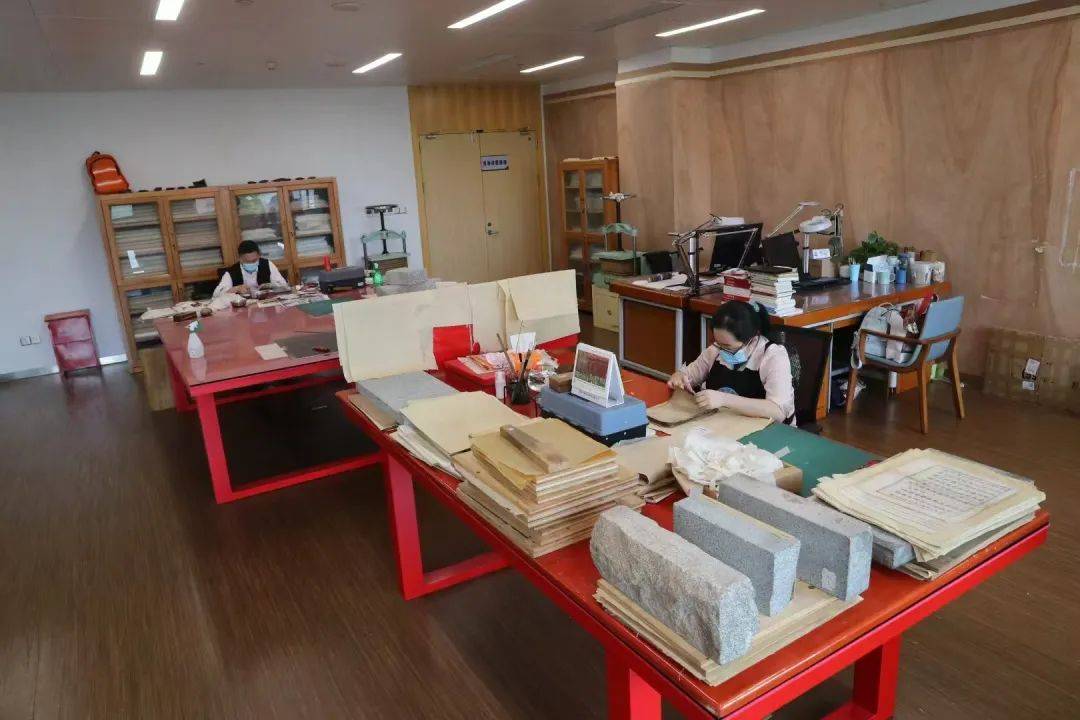 “冷板凳”一坐18年<strong></p>
<p>柴原油</strong>！41岁厦门女子：要一直坐下去