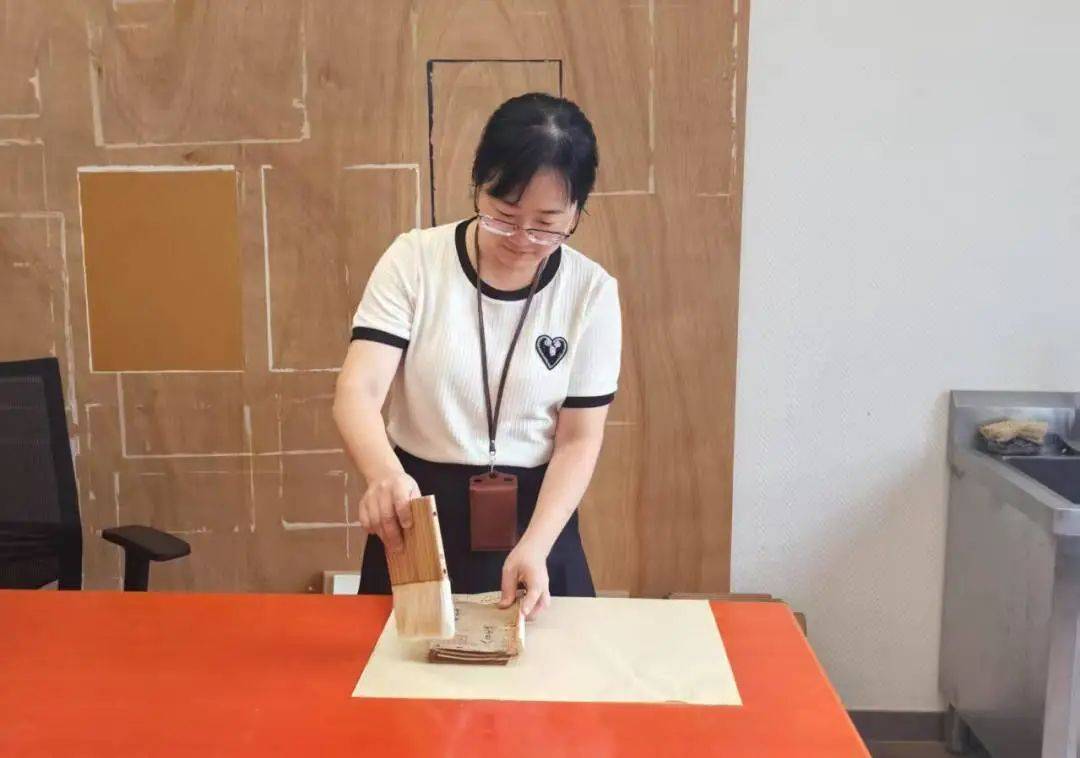 “冷板凳”一坐18年<strong></p>
<p>柴原油</strong>！41岁厦门女子：要一直坐下去