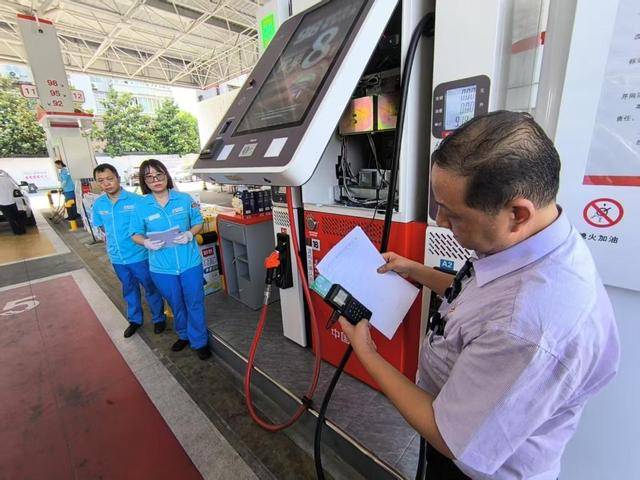 汽车加完油<strong></p>
<p>康原油</strong>，留在加油枪和油管里的油计费吗？