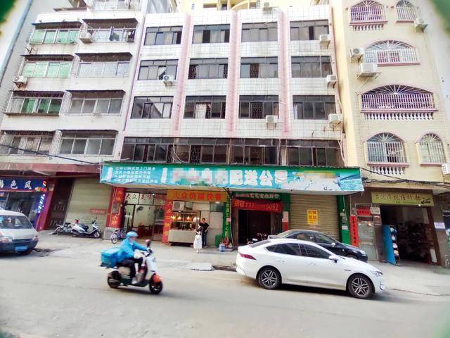 “小官巨贪校长”<strong></p>
<p>康原油</strong>，让乡镇初中生吃不饱