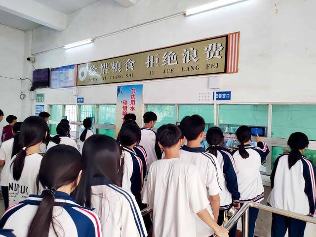 “小官巨贪校长”<strong></p>
<p>康原油</strong>，让乡镇初中生吃不饱