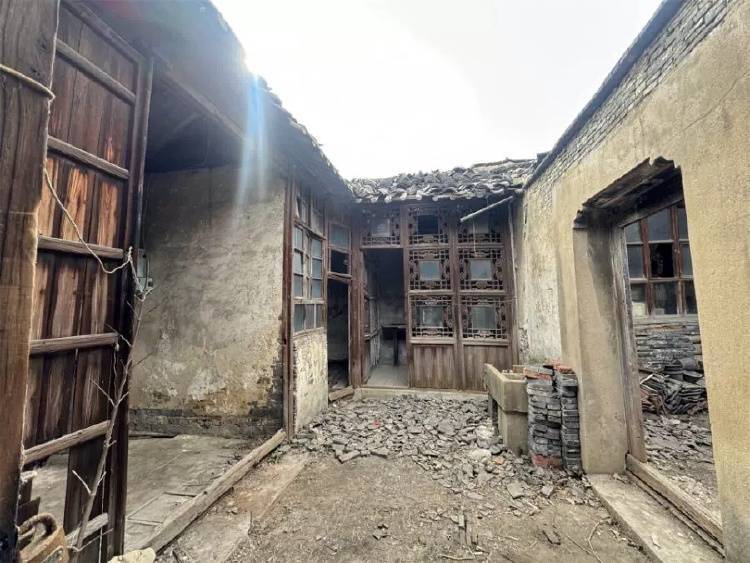 扬州一清代文物合院618元起拍<strong></p>
<p>步原油</strong>，此前已流拍两次