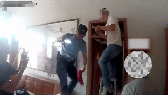 老人用红袜子包裹一万元现金藏在门框上<strong></p>
<p>步原油</strong>,一天后不翼而飞,警方破案:偷钱的是老鼠