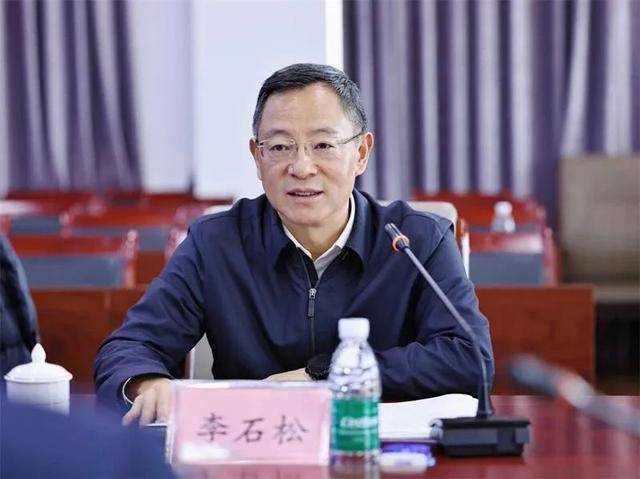 贪图享乐、道德败坏的李石松<strong></p>
<p>步原油</strong>，在厅长、市长、市委书记等任上敛财数额特别巨大