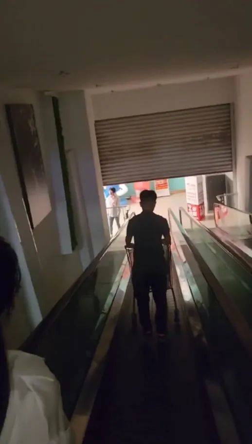 江苏苏州一大润发店员着急下班<strong></p>
<p>原油最新走势</strong>，强制关闭载客中电梯！经理致歉：已警告处罚