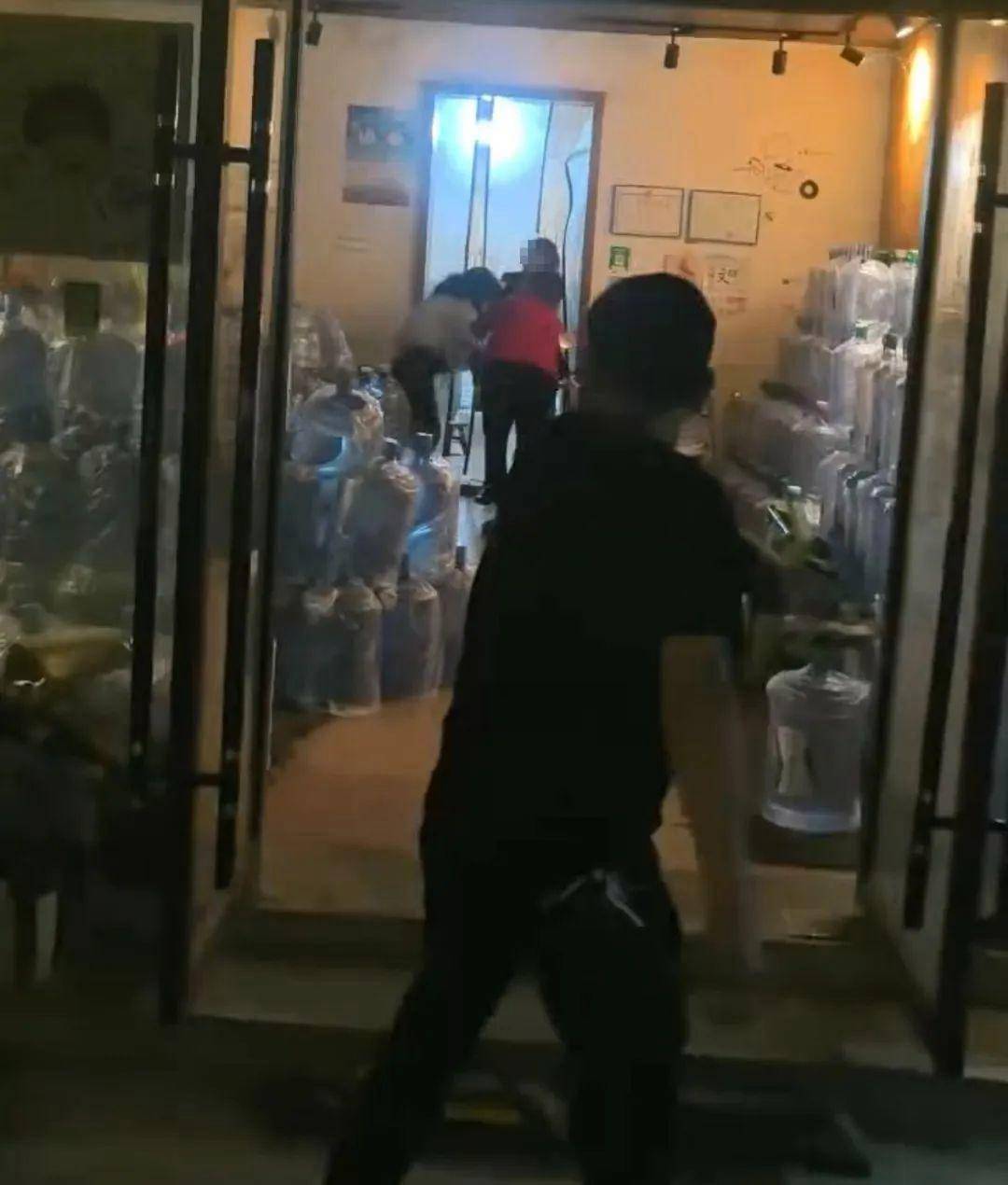 侄女与姑姑争祖父留下的门面<strong></p>
<p>原油最新走势</strong>，长沙租客“躺枪”：我被打了，店也被锁了！