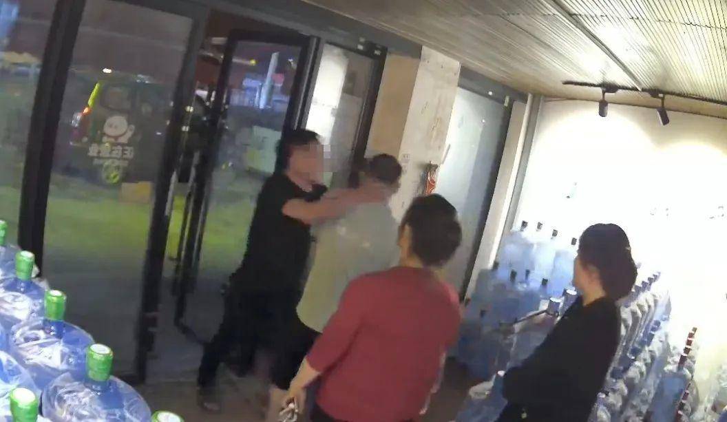 侄女与姑姑争祖父留下的门面<strong></p>
<p>原油最新走势</strong>，长沙租客“躺枪”：我被打了，店也被锁了！