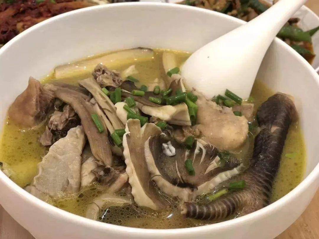 “天价”鸡枞调查：最贵卖到1800元/公斤！雨水少致产量低<strong></p>
<p>国际原油行情实时行情</strong>，多地价高客少