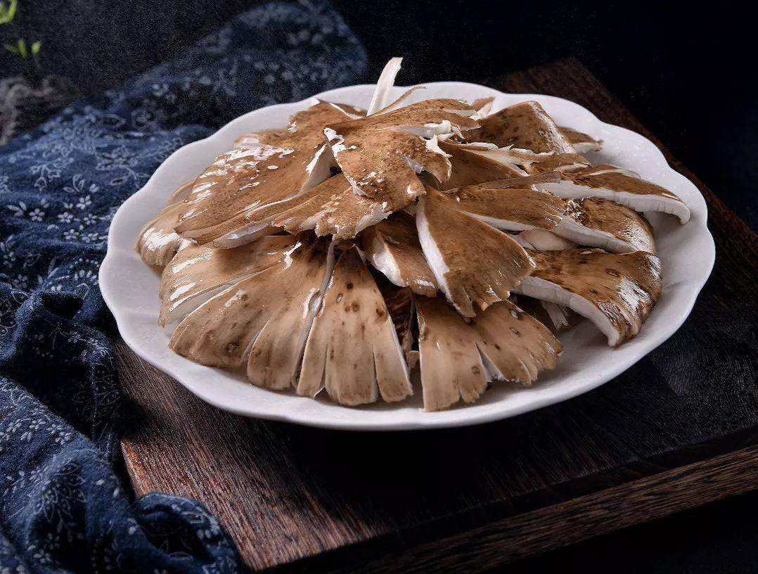 “天价”鸡枞调查：最贵卖到1800元/公斤！雨水少致产量低<strong></p>
<p>国际原油行情实时行情</strong>，多地价高客少