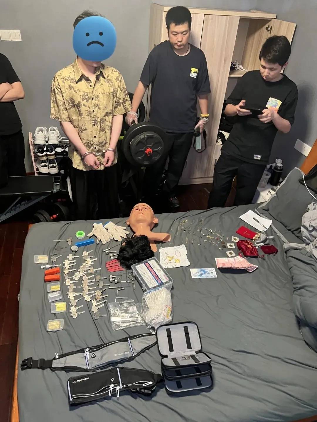 江苏一男子戴仿真“人皮”面具入室盗窃<strong></p>
<p>国际原油行情实时行情</strong>，流窜多个小区作案，涉案金额达15万余元