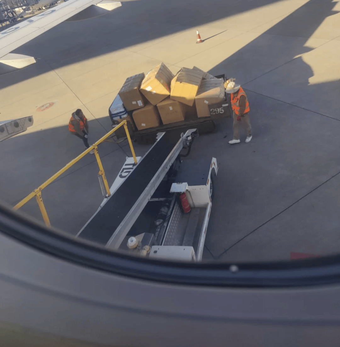 “坐飞机发现旁边放着冷链海鲜”<strong></p>
<p>国际原油行情实时行情</strong>，航空公司兼职送货给出差人整破防了