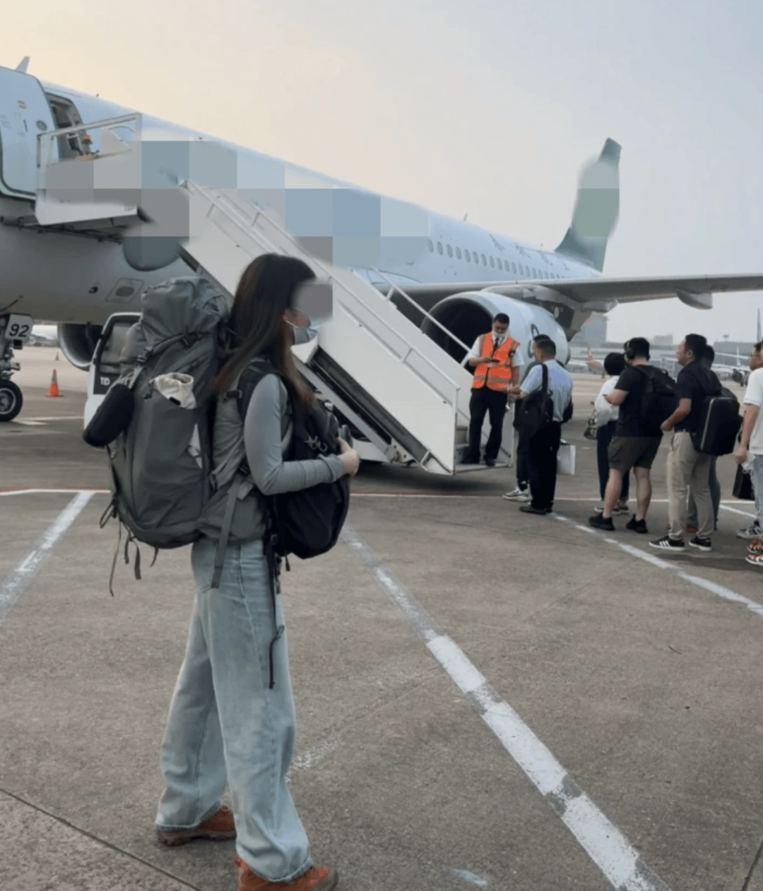 “坐飞机发现旁边放着冷链海鲜”<strong></p>
<p>国际原油行情实时行情</strong>，航空公司兼职送货给出差人整破防了