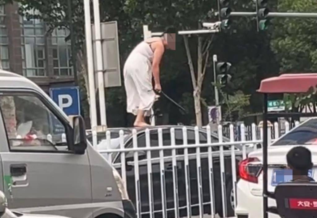 女子持械当街打砸多辆轿车<strong></p>
<p>国际原油价格今日</strong>，被顶在挡风玻璃上前行，当地：女子当场被控制，警方介入调查